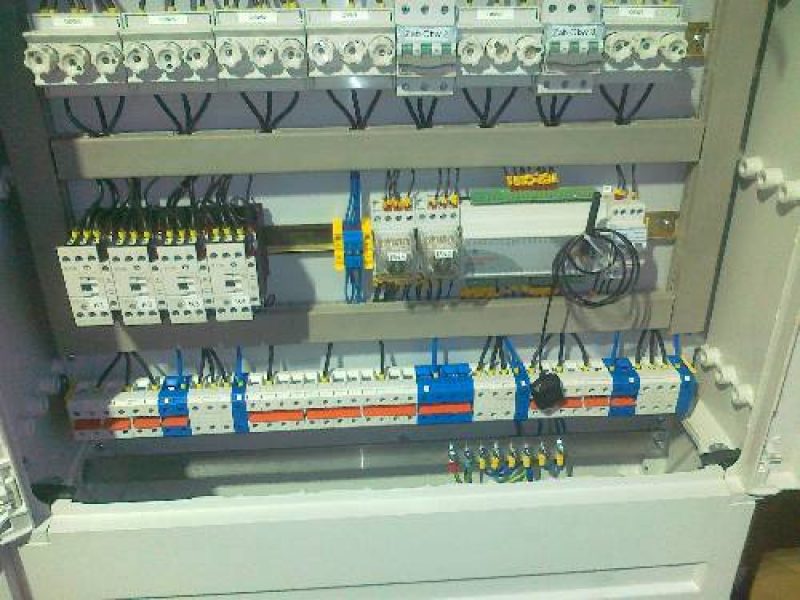 KAPCSOLÓSZEKRÉNYEK